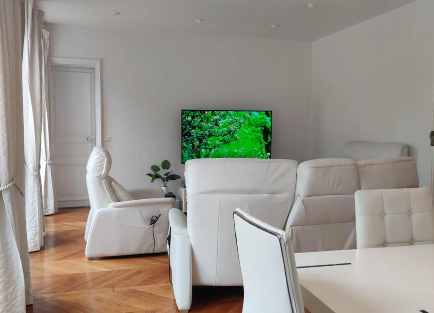 Homestay Eiffel Edge Escape 30 M From Eiffel Tower Apartment Paris