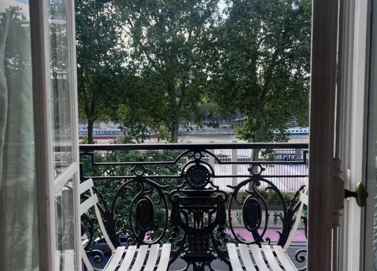 Eiffel Edge Escape 30 M From Eiffel Tower Apartment Paris Homestay