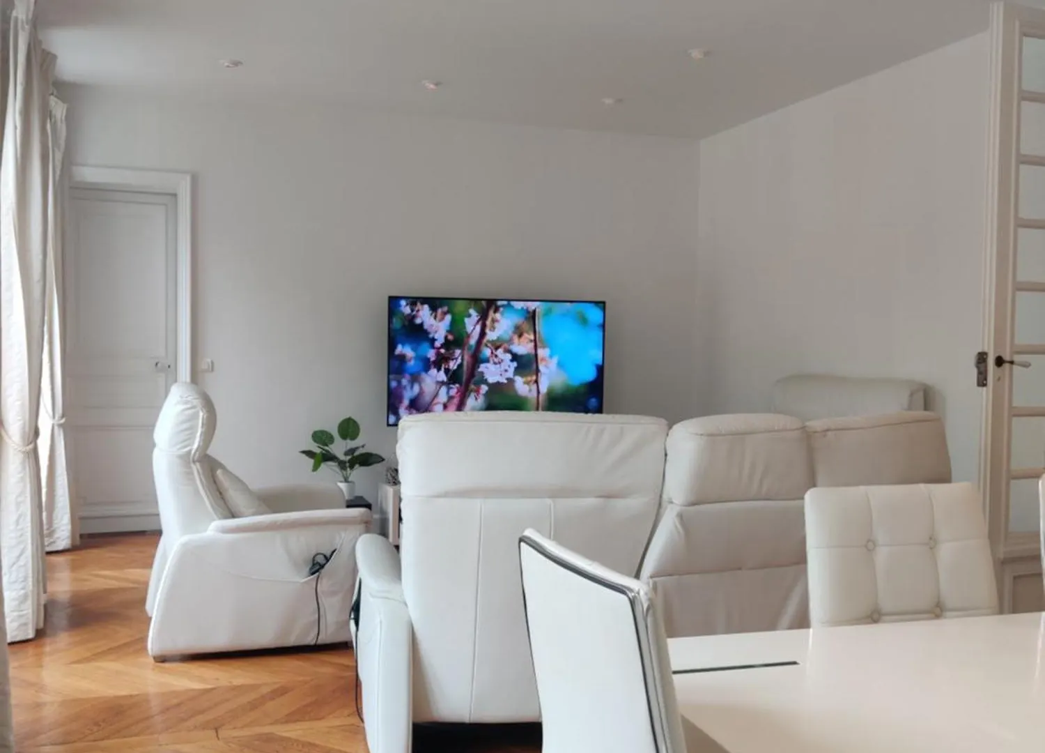 Homestay Eiffel Edge Escape 30 M From Eiffel Tower Apartment Paris